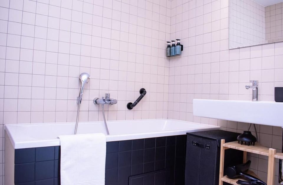 R213 - Private 2-BR ♡ City Sanctuary, Brussels Apartment in Brussels