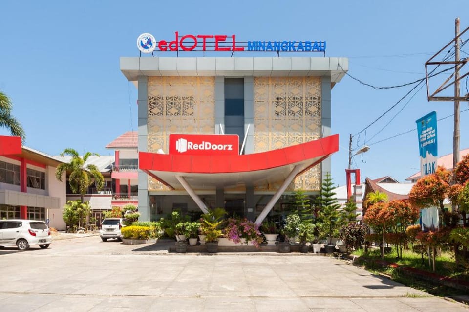 RedDoorz Syariah near RS Yos Sudarso Padang Hotel in Padang