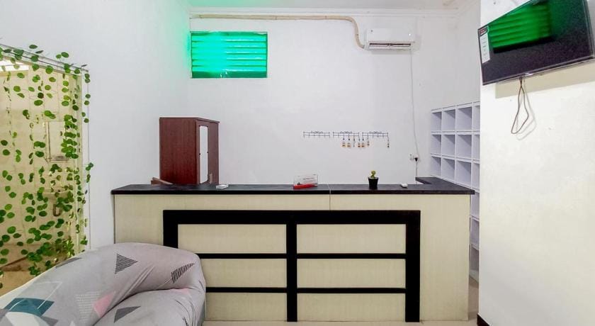 Homestay Bahari near Wisata Bahari Tlocor Sidoarjo Mitra RedDoorz Hotel in East Java