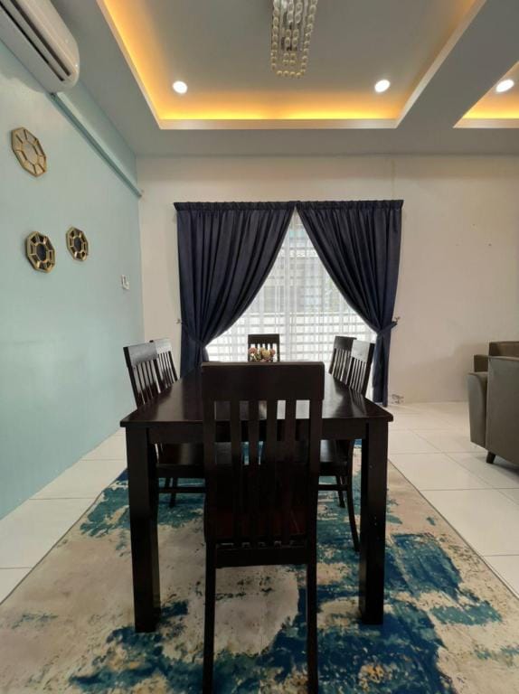 SEMI-D STAY 4R + 3B + LIVINGHALL AIRCOND@ALOR STAR Vacation rental in Kedah