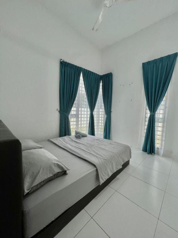 SEMI-D STAY 4R + 3B + LIVINGHALL AIRCOND@ALOR STAR Vacation rental in Kedah