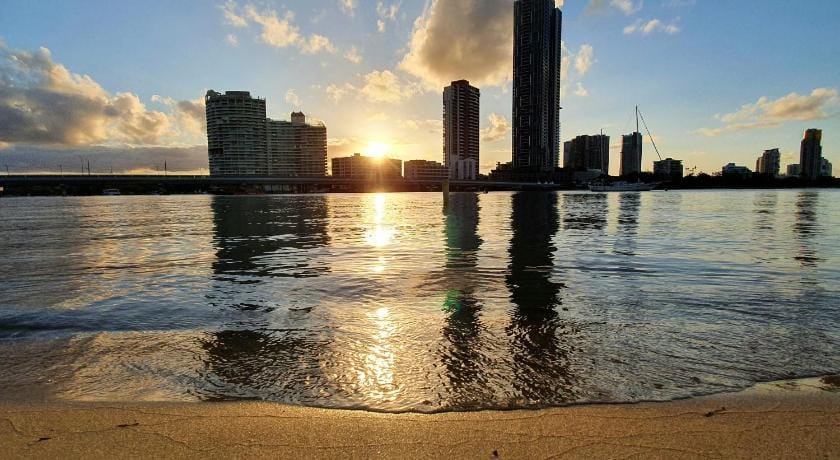 Main Beach Waterfront Apartment Apartment in Main Beach