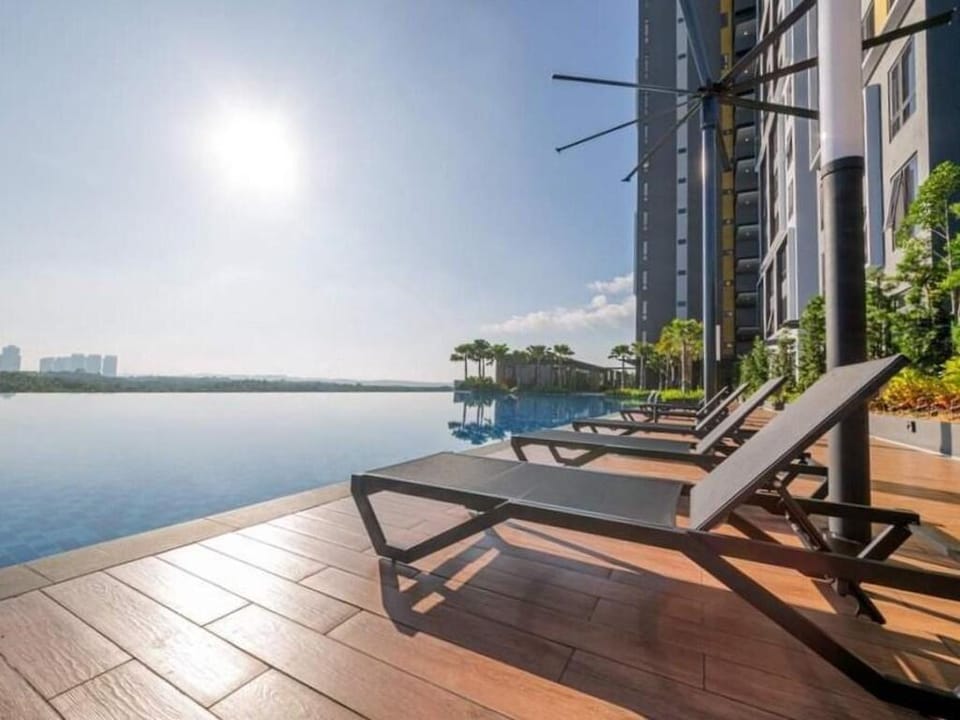 Sunway Grid  Stylish Luxury Loft | Infinity Pool  Apartment in Johor