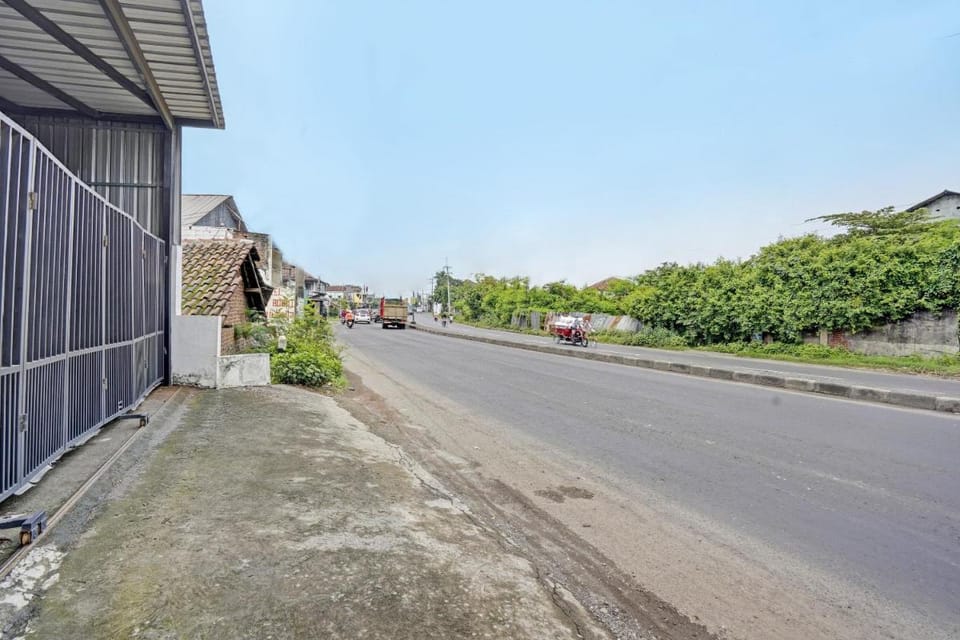 OYO Life 91947 Kost Barokah Syariah Hotel in East Java