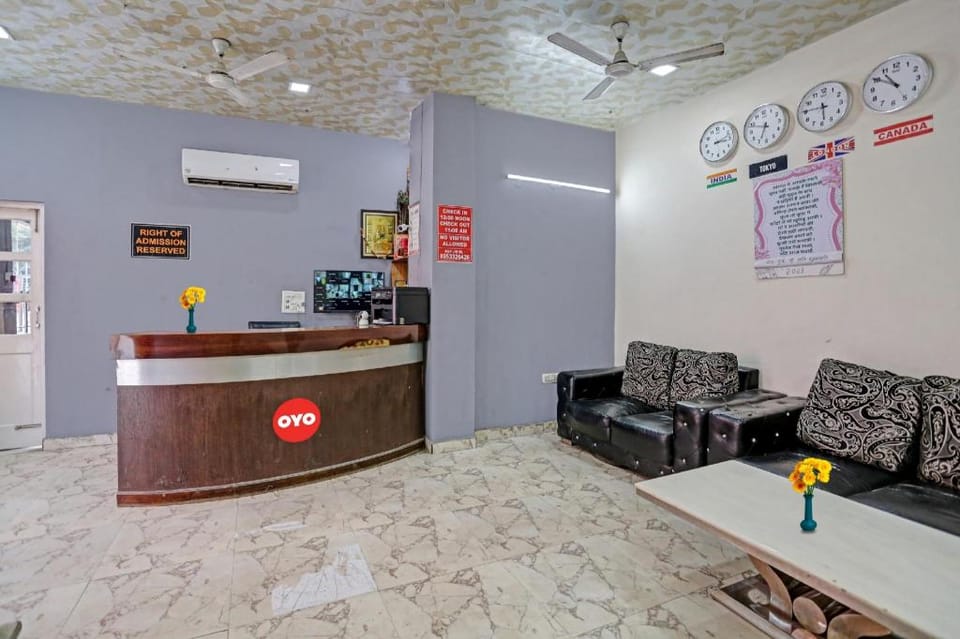 Super Hotel O Raas Near Hira Sweet Hotel in Delhi