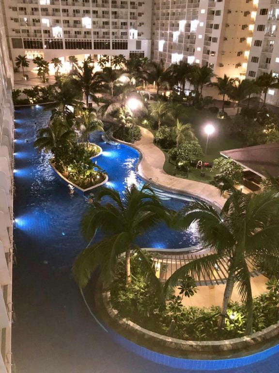 Hip and Cozy 1BR Pool View with Balcony Apartment in Pasay