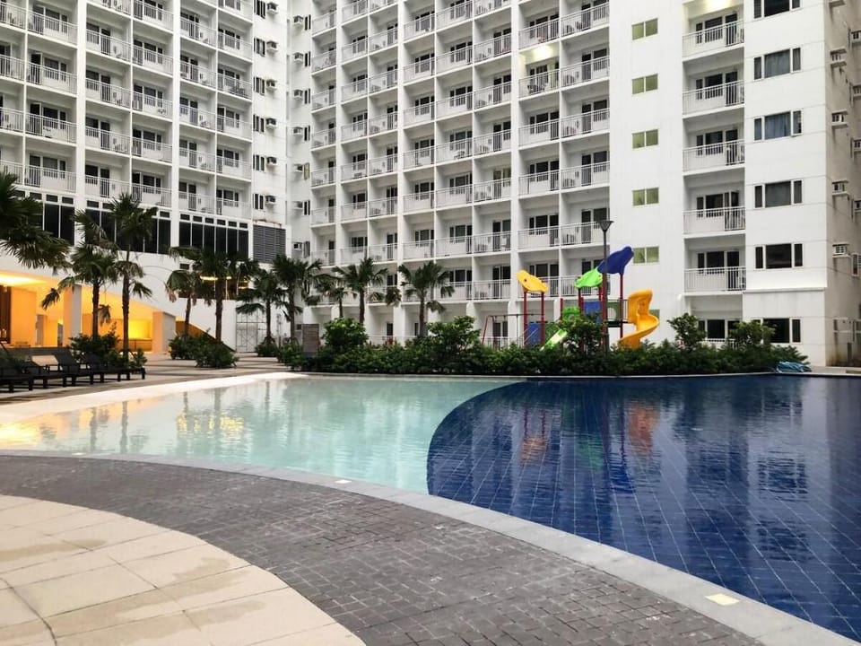 Hip and Cozy 1BR Pool View with Balcony Apartment in Pasay