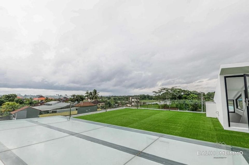 Villa Luna Kedungu: Modern 2-BR w/ pool & rooftop Villa in Kediri