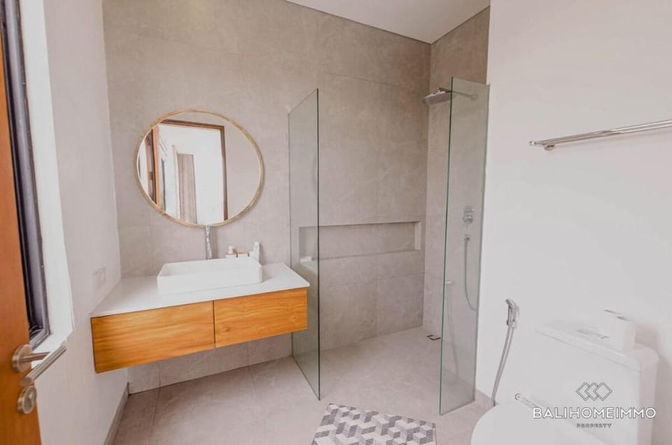Villa Luna Kedungu: Modern 2-BR w/ pool & rooftop Villa in Kediri