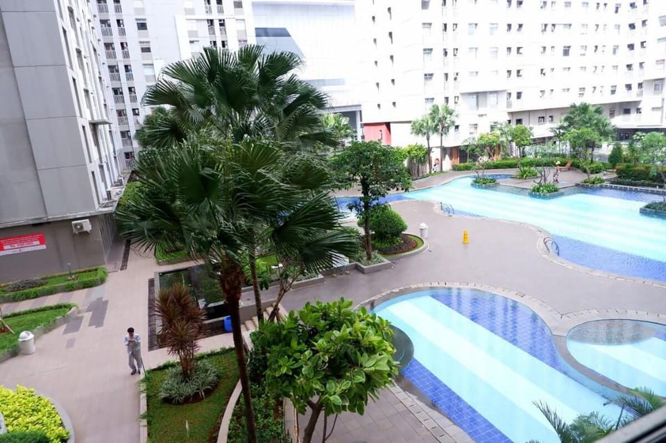 Cozy 2 BR POOL View, Mall, WIFI, Netflix, Kitchen  Apartment in Jakarta