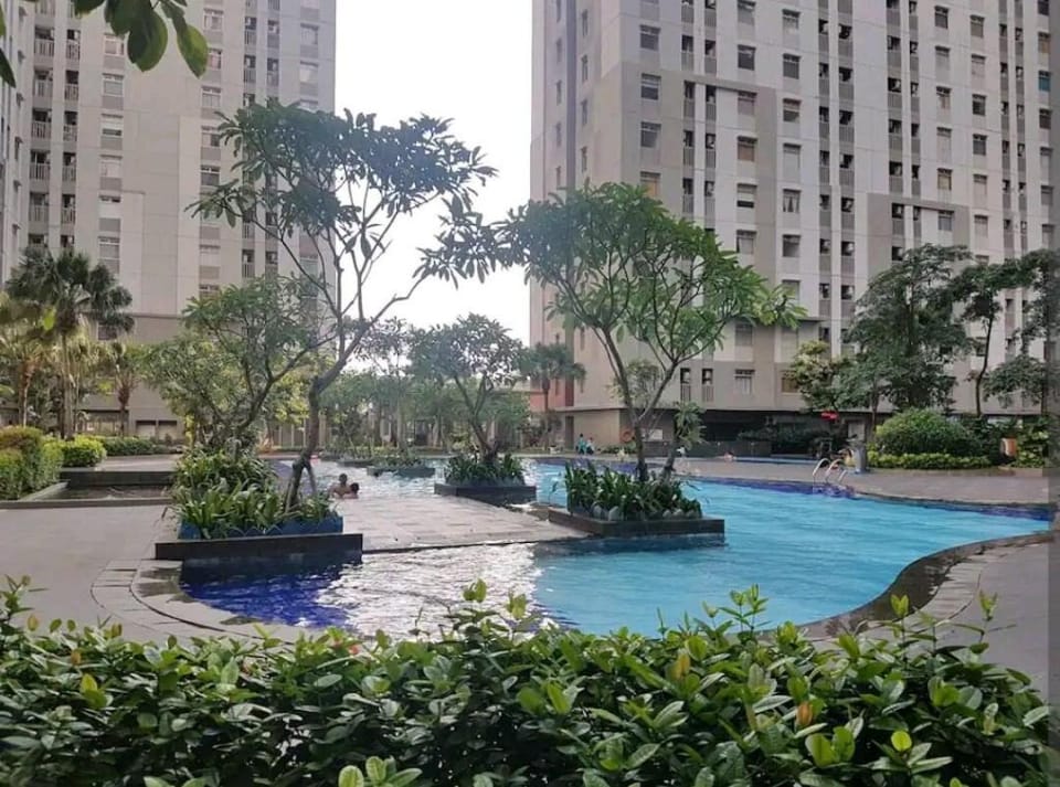 Cozy 2 BR POOL View, Mall, WIFI, Netflix, Kitchen  Apartment in Jakarta