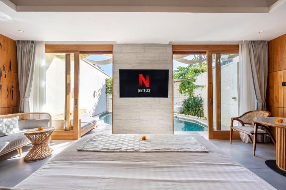 Merry 1 BR Smart Villa Private Pool & Jacuzzi Y018 Villa in North Kuta