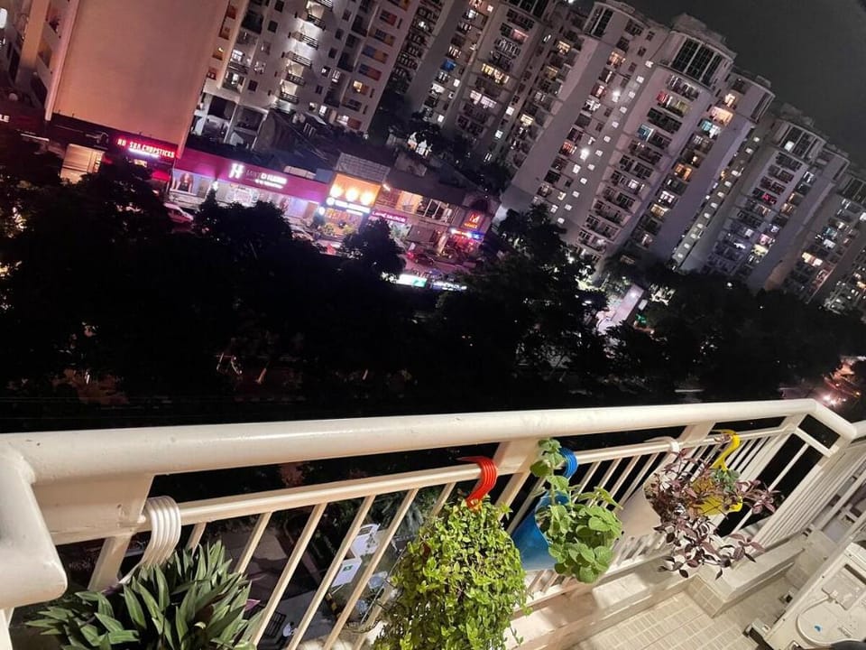 Spacious studio apartment at DLF MyPad - B1-720 Vacation rental in Lucknow