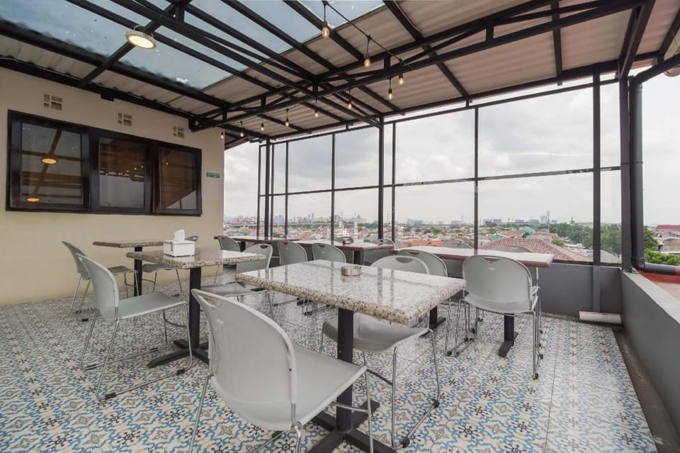 Urbanview Hotel Cantee Halim Perdanakusuma by RedDoorz Hotel in Jakarta