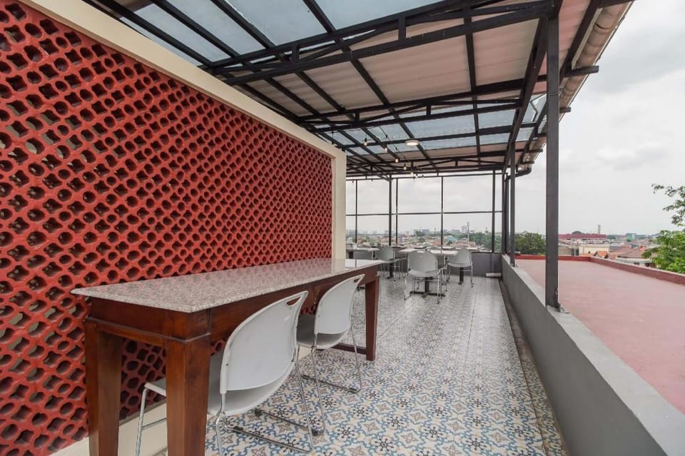Urbanview Hotel Cantee Halim Perdanakusuma by RedDoorz Hotel in Jakarta