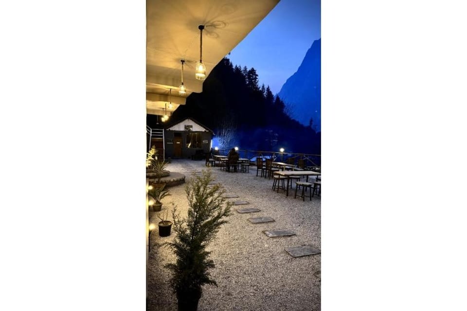 Hostay Tirthan Hotel in Himachal Pradesh