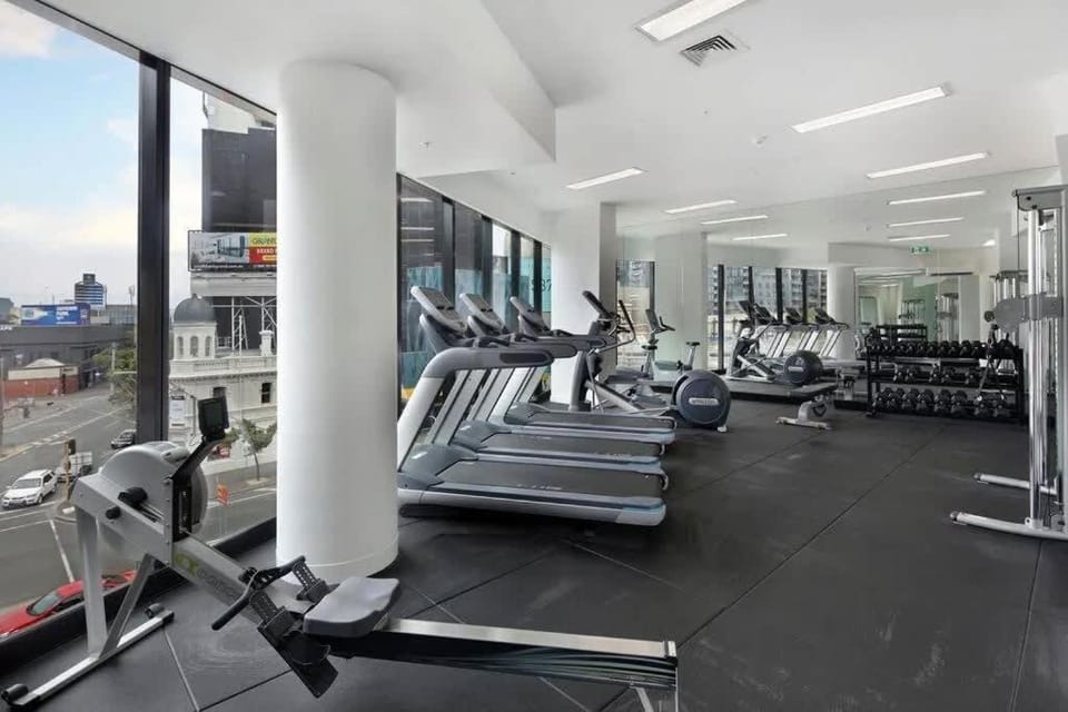 A Modern & Spacious 2BR Apt, City Views, Southbank Vacation rental in Southbank