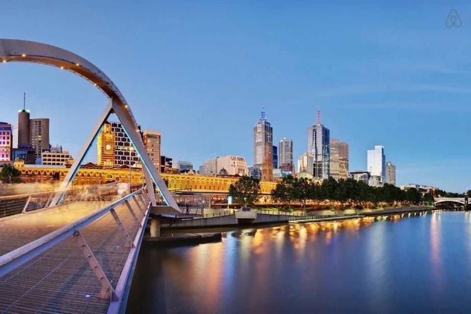 A Modern & Spacious 2BR Apt, City Views, Southbank Vacation rental in Southbank