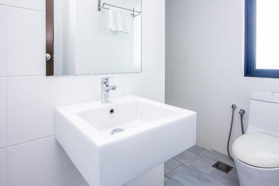 Sunrise & SeaView Spacious 2BR Duplex Unit@Gurney Apartment in George Town