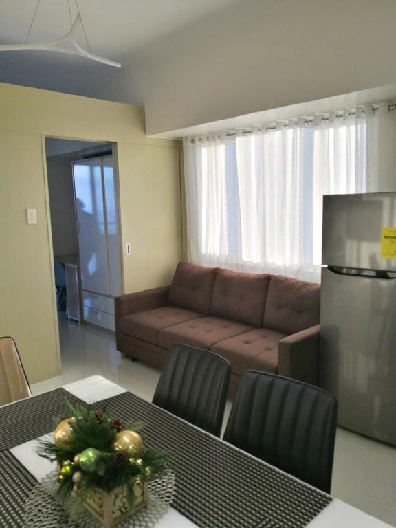 Blowing In The Wind - Panoramic Lake View Apartment in Tagaytay