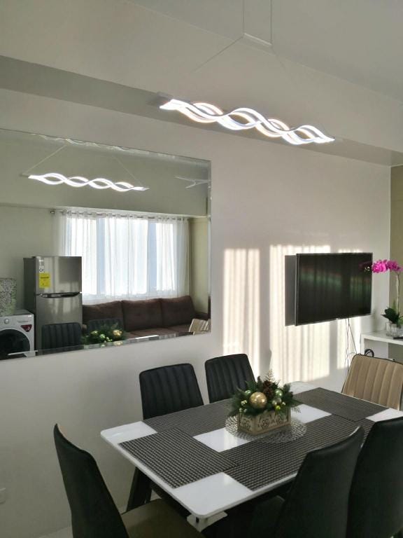 Blowing In The Wind - Panoramic Lake View Apartment in Tagaytay