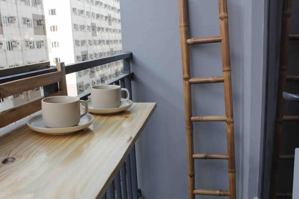 Shore 2 Palms: Urban Getaway with Pool Apartment in Pasay