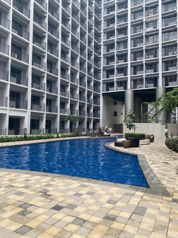 Shore 2 Palms: Urban Getaway with Pool Apartment in Pasay