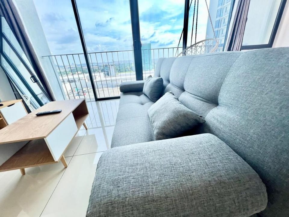 F 1-5 Pax 3bed Cozy Home Studio Trefoil Setia Alam Apartment in Selangor, Malaysia