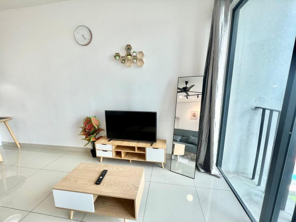 F 1-5 Pax 3bed Cozy Home Studio Trefoil Setia Alam Apartment in Selangor, Malaysia