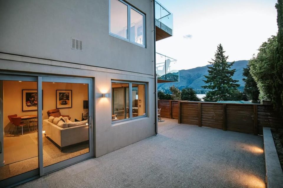 Lakeside Road - Sleeps 10 - Lakefront property Vacation rental in Wanaka