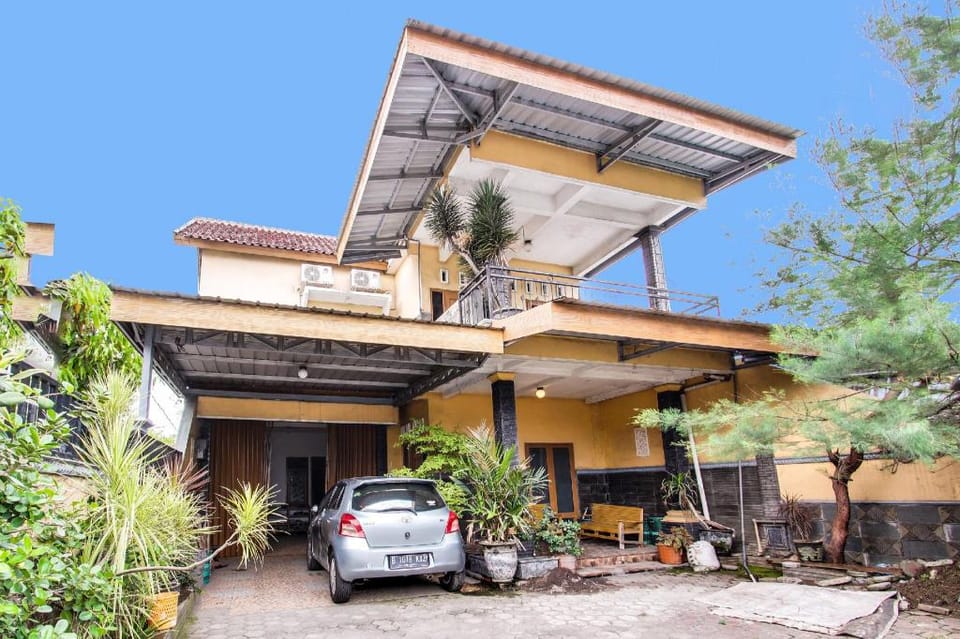 SPOT ON 91935 Hellena Guesthouse Hotel in Indonesia