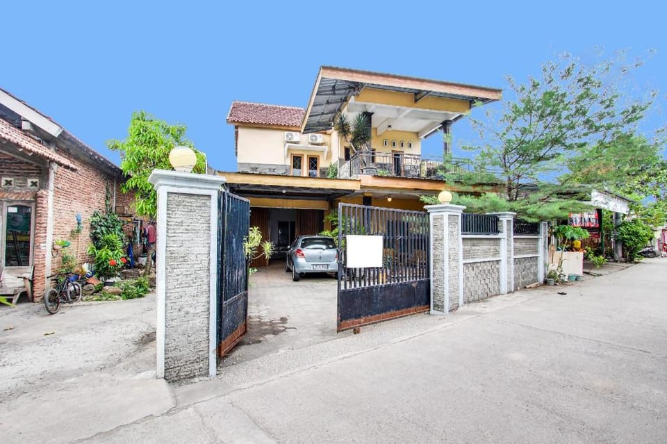 SPOT ON 91935 Hellena Guesthouse Hotel in Indonesia