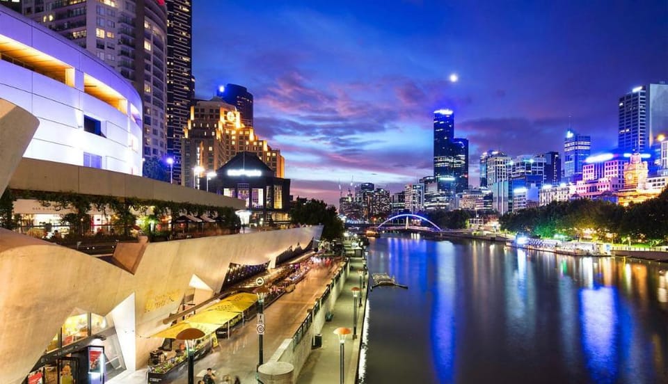 Stunning 3 Bdrm Apt in Southbank with Free Parking Apartment in Southbank