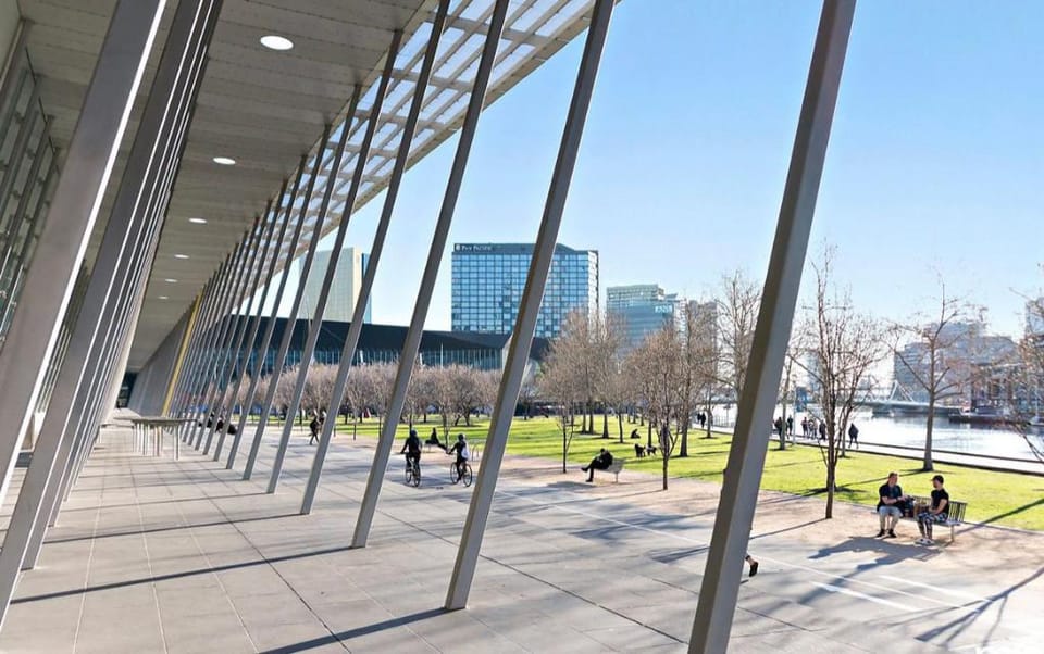 Stunning 3 Bdrm Apt in Southbank with Free Parking Apartment in Southbank