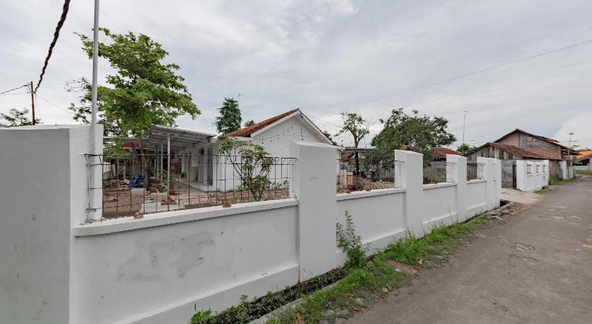 RedDoorz Syariah near Alun Alun Ciledug Cirebon Hotel in West Java