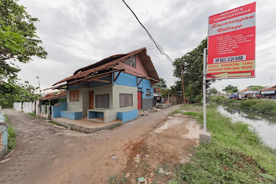 RedDoorz Syariah near Alun Alun Ciledug Cirebon Hotel in West Java