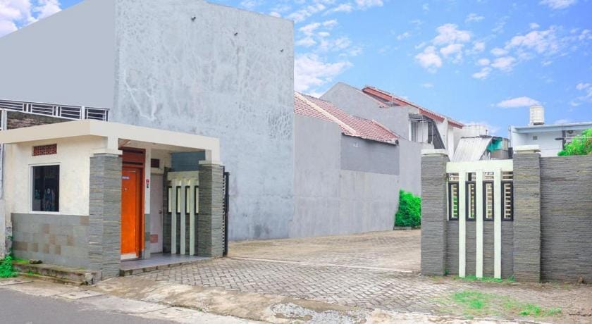 HP Residence Mitra RedDoorz near Alun Alun Kediri Hotel in East Java