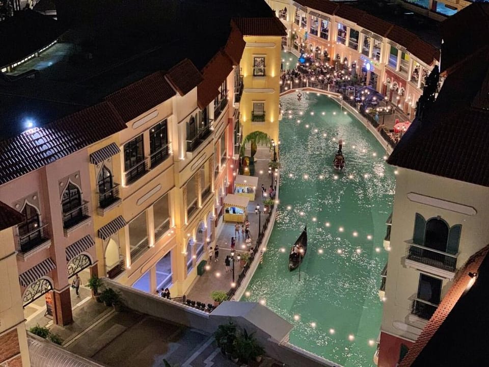 RARE Executive Unit at The Venice Luxury W/Balcony Vacation rental in Makati