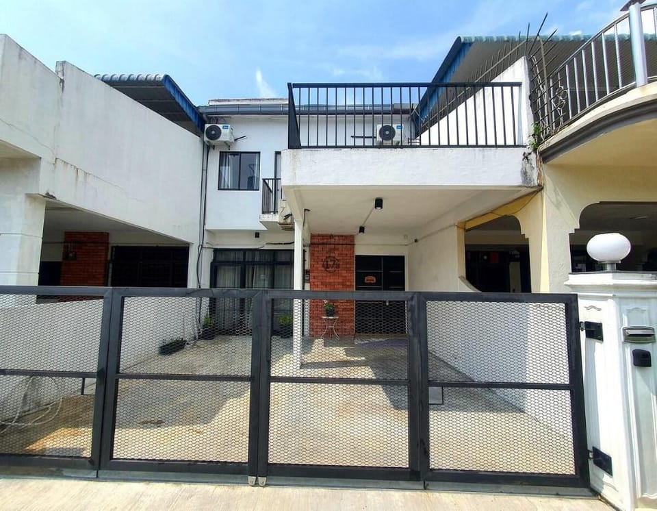 Cozy House 4 Room10Pax (TS) @ALMA BM Vacation rental in Penang