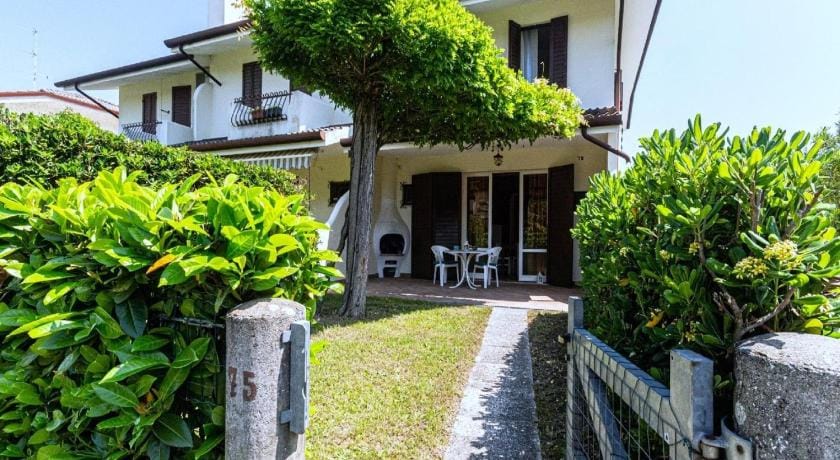Beautiful villa with garden in Venice Villa in Porto Santa Margherita