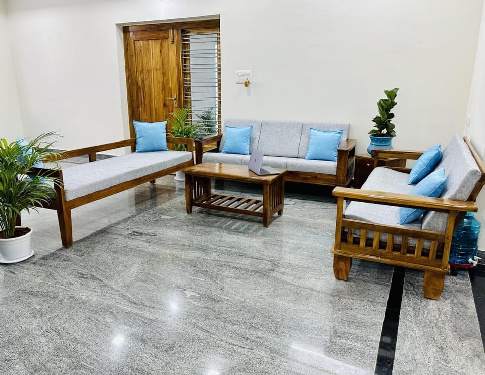 TrueLife - Bhavya Manor - Breakfast Included - 2500 SFT Modern homes with Garden - Panorama Tirumala Mountain View - Peaceful Location - Fast WiFi - Many restaurants nearby - Large hall, AC bedrooms, Kitchen - Android TV - Top service with lots of Love Apartment in Tirupati