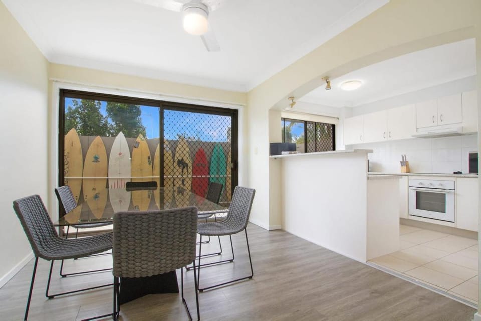 Gorgeous 3BR Pet Friendly - Paradise Villa 2 Vacation rental in Surfers Paradise