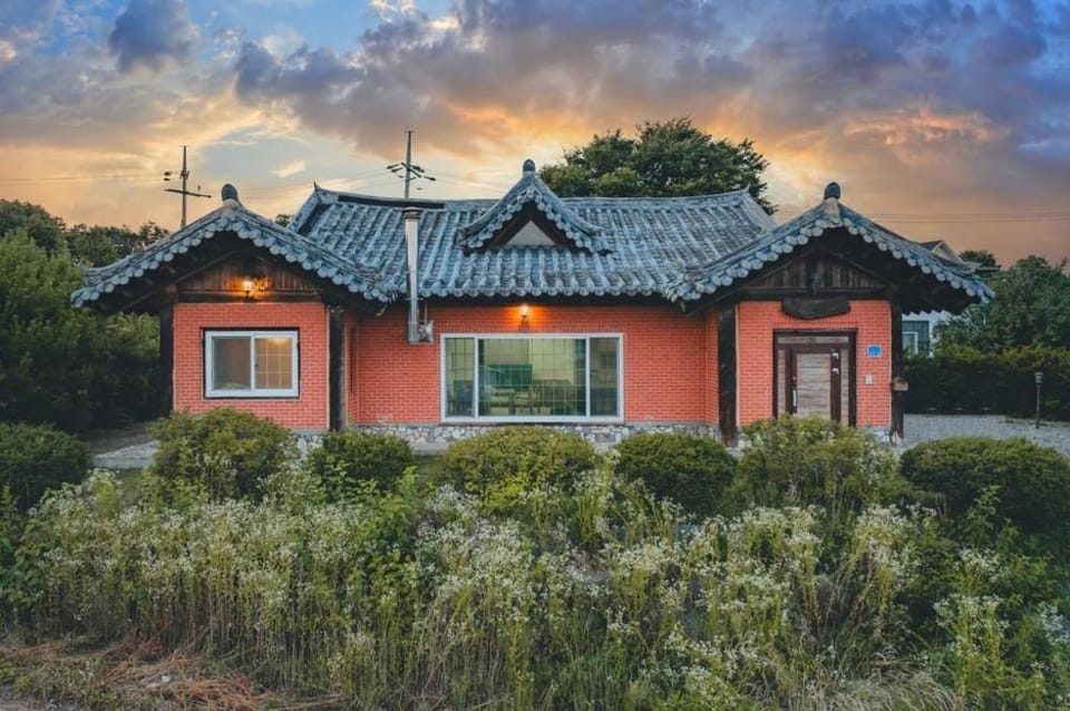 Chuncheon Viandante Dokchaehanok Bed and Breakfast in Gyeonggi-do