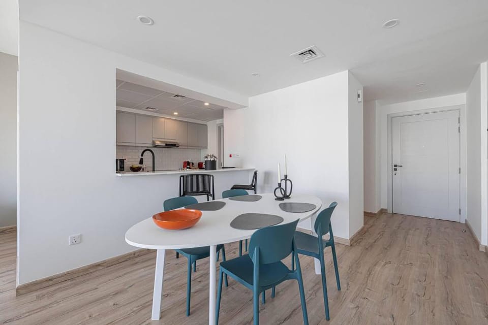 New Fully Upgraded Central Located Fits 6 Apartment in Dubai