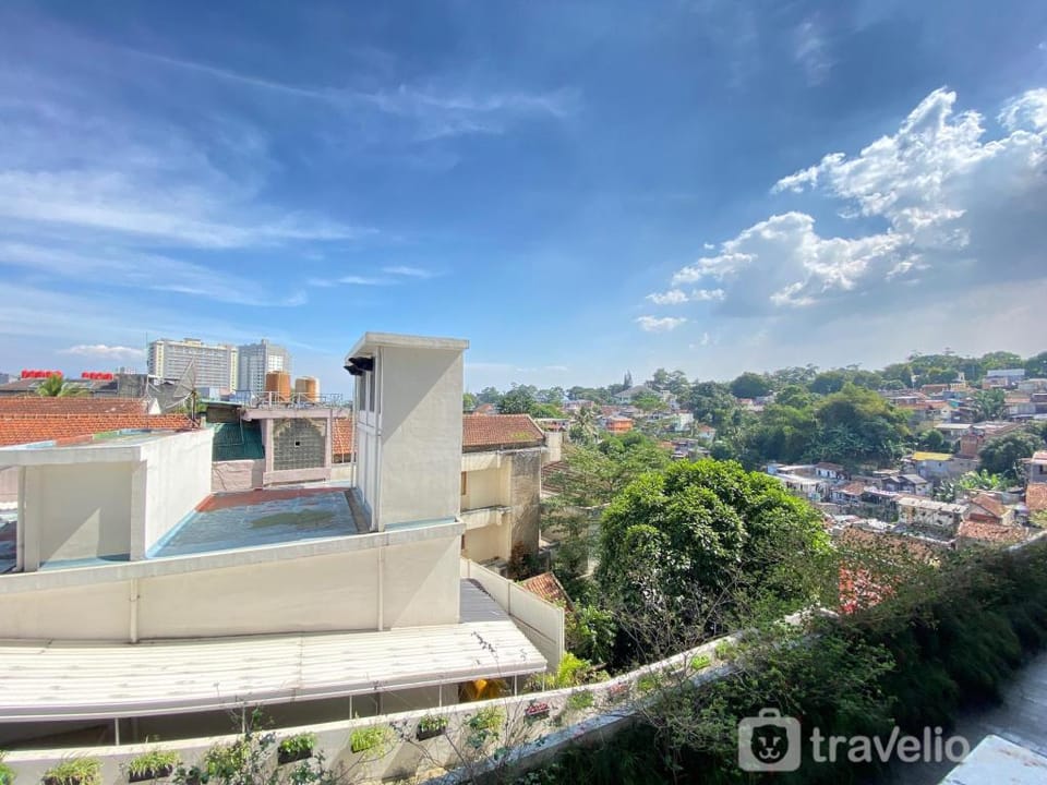 Modern Look 1BR Parahyangan Residence By Travelio Apartment in Parongpong