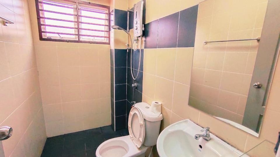 Taman Desa Baiduri Kulai Guarded House 49 4R11P Vacation rental in Johor