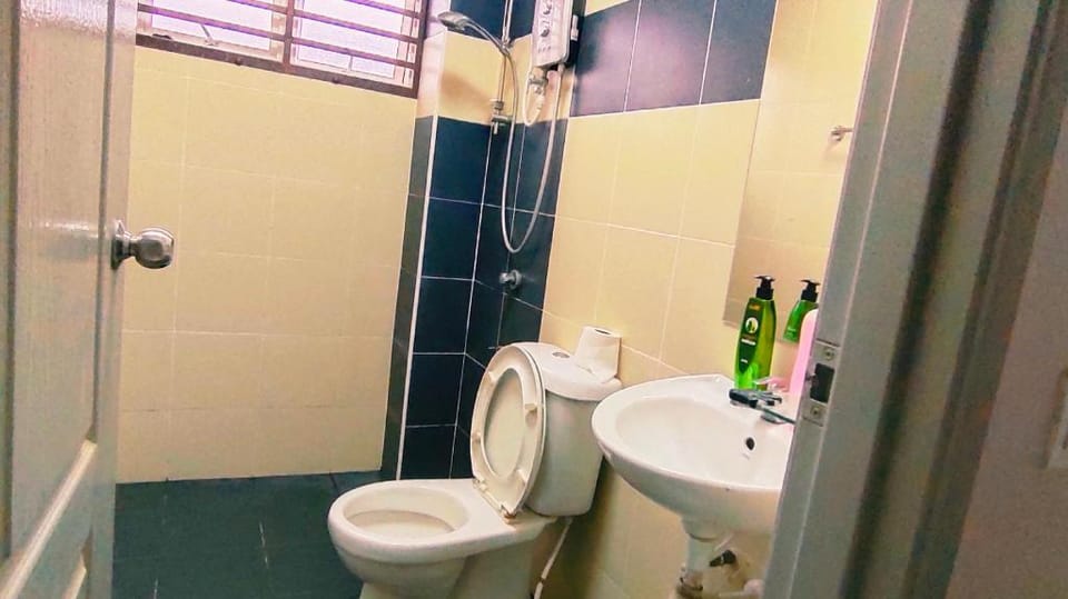 Taman Desa Baiduri Kulai Guarded House 49 4R11P Vacation rental in Johor