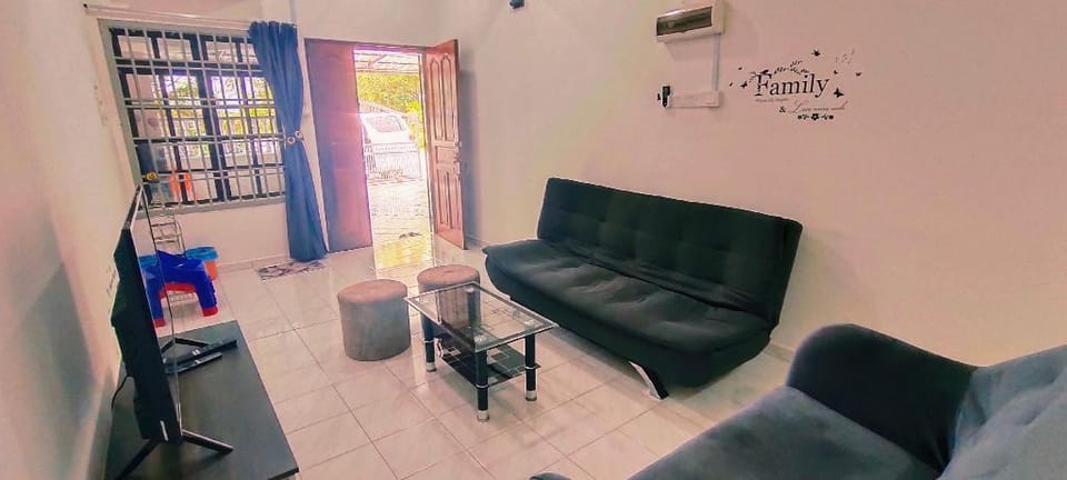 Tmn Gunung Pulai Kulai Homestay 177 3R9P near JPO Vacation rental in Johor