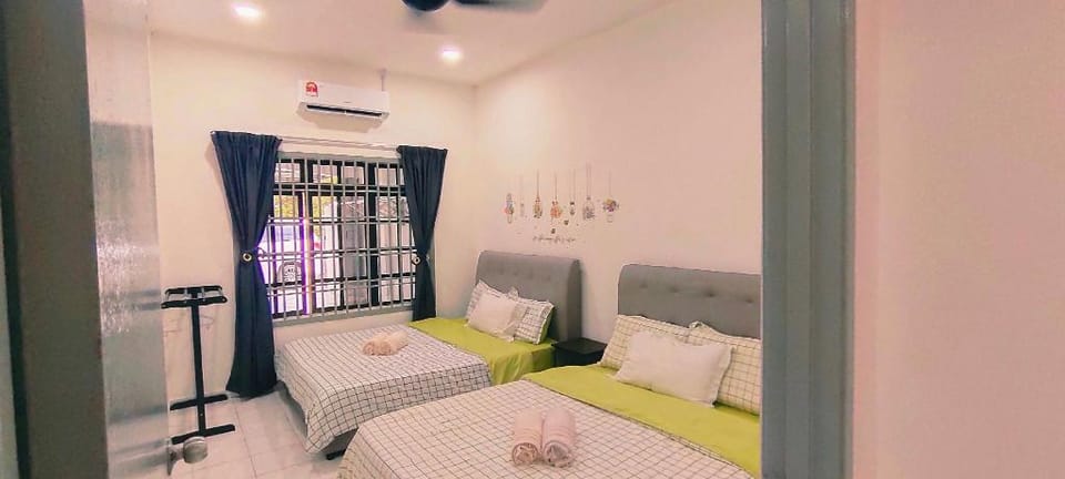 Tmn Gunung Pulai Kulai Homestay 177 3R9P near JPO Vacation rental in Johor