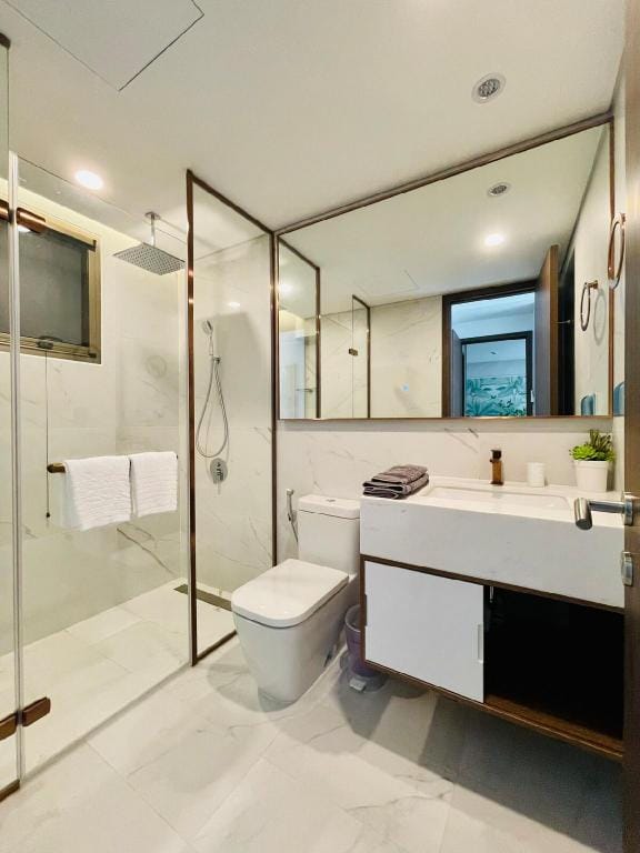 Luxury 2 King BD 2 BA Infinity Pool & Gym Apartment in Ho Chi Minh City